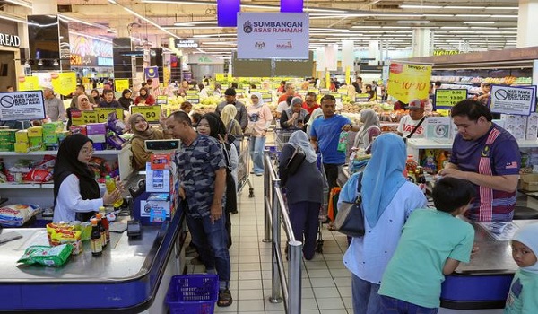 Orang ramai memanfaatkan bantuan Sumbangan Asas Rahmah (SARA) / BERNAMA